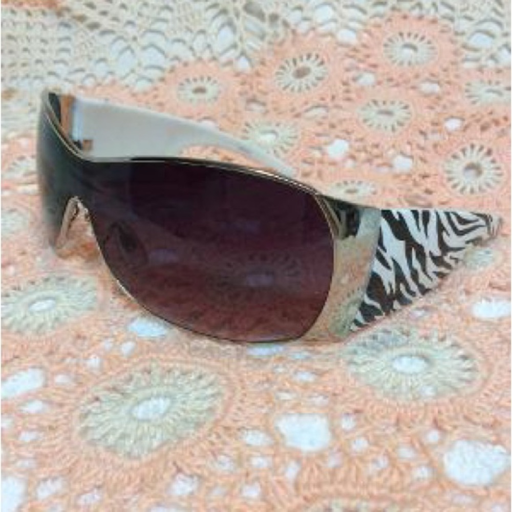 2023 Brand New Fashion Women’s Sunglasses Shades in packaging